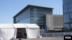 2014 APEC新聞中心設在國家會議中心，保安非常嚴密 (美國之音東方拍攝)