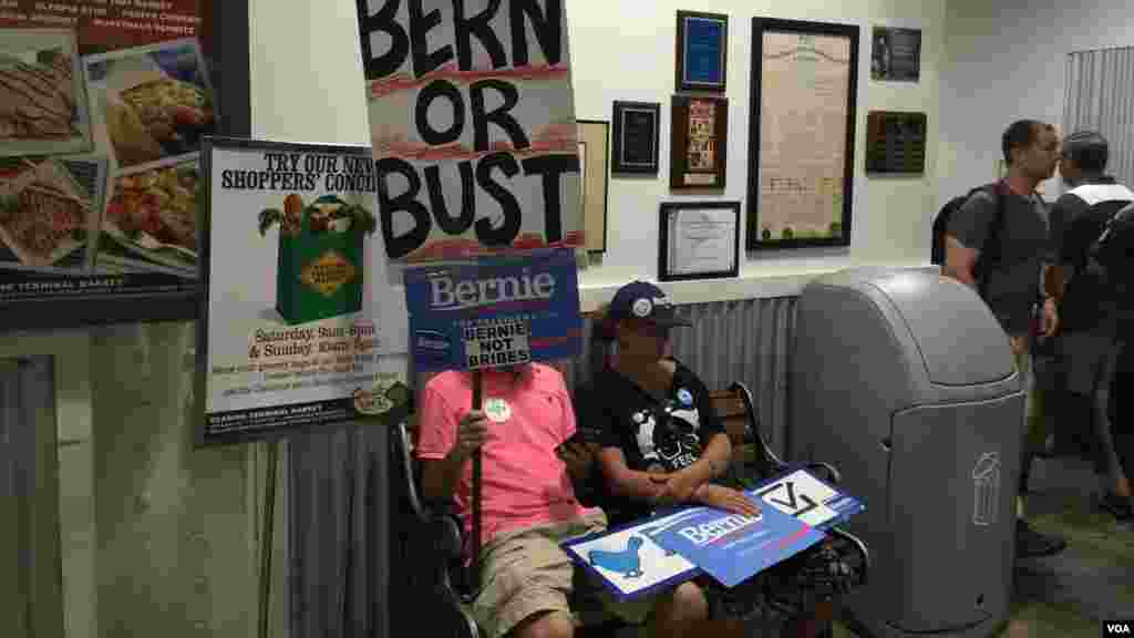 Des partisans de Bernie Sanders, le 25 juillet 2016 à Philadelphie.