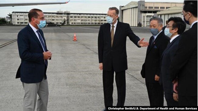 美国卫生部长(左一)2020年8月9日抵达台北开始正式访问