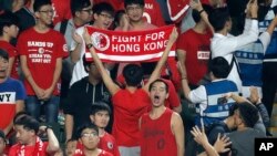 Trong bức ảnh chụp ngày 14/11/2017, các fan hâm mộ bóng đá Hong Kong la ó quốc ca Trung Quốc trước một trận đấu vòng loại giải AFC Asian Cup 2019. Một dự luật mới yêu cầu học sinh Hong Kong phải học quốc ca Trung Quốc và những ai xúc phạm nó sẽ đối mặt với án tù lên tới 3 năm.