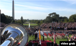 Banda y desfile militar en honor al papa en la Casa Blanca. Al fondo, el obelisco dedicado a Washington