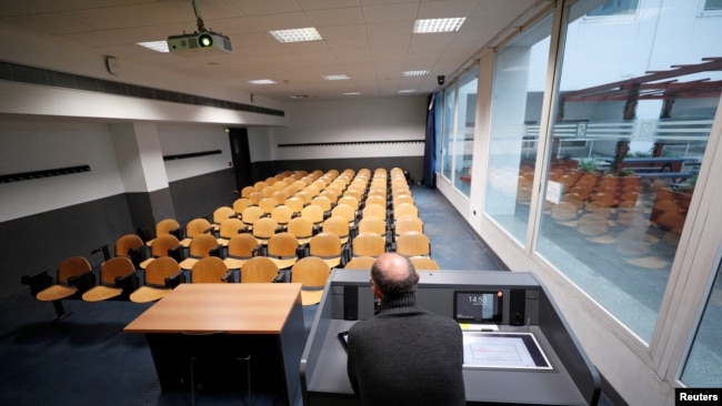 El profesor universitario de Química Luca De Gioia graba su lección en una sala de clase vacía para transmitirla en línea a sus estudiantes en la Universidad Bicocca en Milán, Italia, el 2 de marzo de 2020.