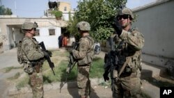 Quân đội Mỹ canh gác trong chuyến thăm của các quan chức Kabul đến khu phức hợp của thủ hiến ở Kandahar, Afghanistan, ngày 4/8/2016.