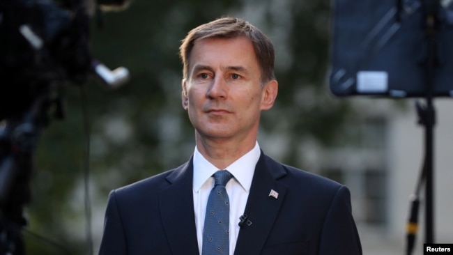 英国外交大臣亨特2019年6月24日在伦敦住宅外接受采访。