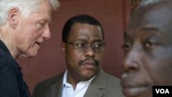 Ansyen prezidan ameriken an Billl Clinton ak Garry Conille(foto achiv)