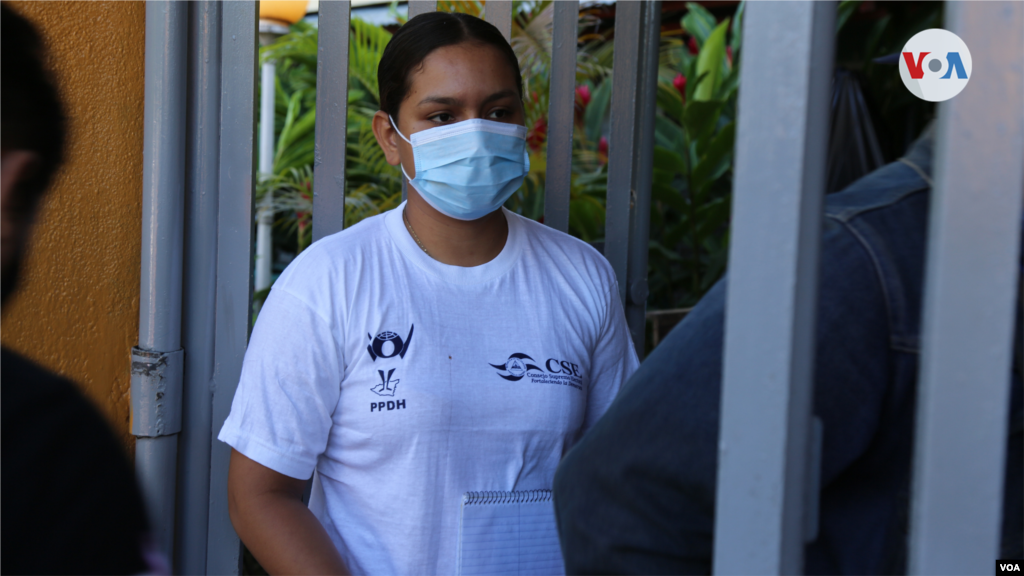 Una mujer cuida el acceso a uno de los centros de votación en Managua.&nbsp;&nbsp;