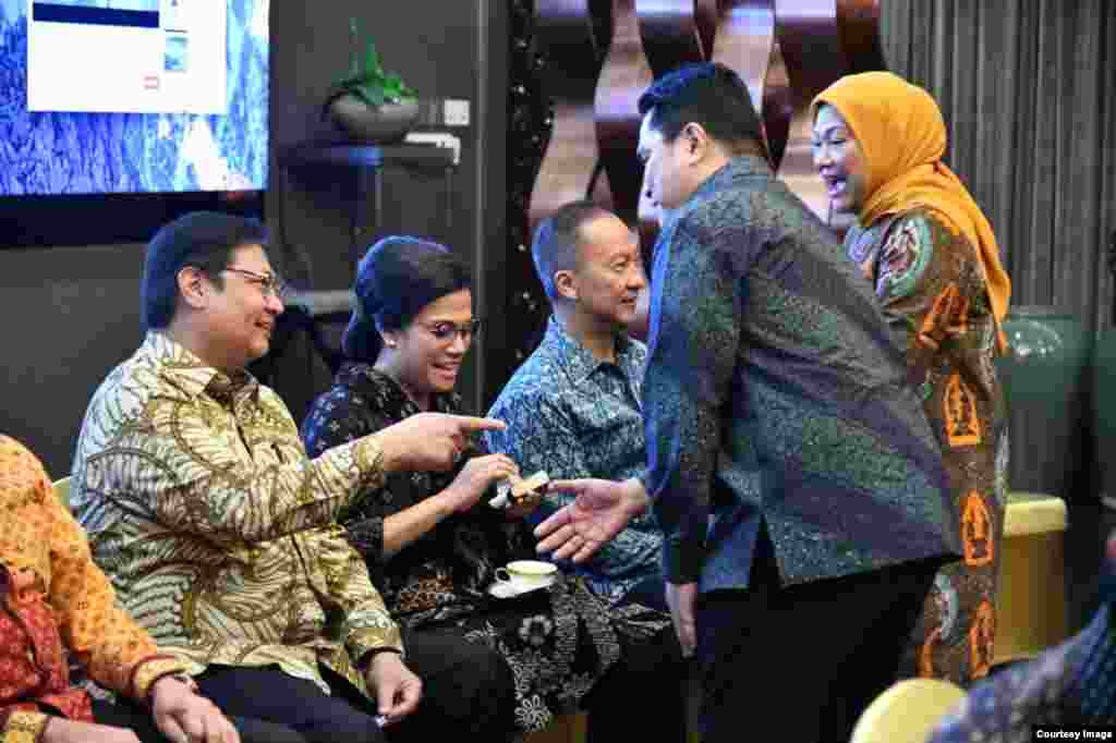 Menteri Keuangan Sri Mulyani dan Menteri Perekonomian Airlangga Hartarto berbincang dengan para tamu lainnya sebelum upacara pelantikan di Istana Merdeka, Rabu, 23 Oktober 2019. (Foto: Biro Setpres)