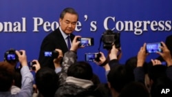 왕이 중국 외교부장이 8일 베이징의 양회(전국인민대표대회와 전국인민정치협상회의) 미디어센터에서 기자회견을 마친 후 회견장을 떠나고 있다.