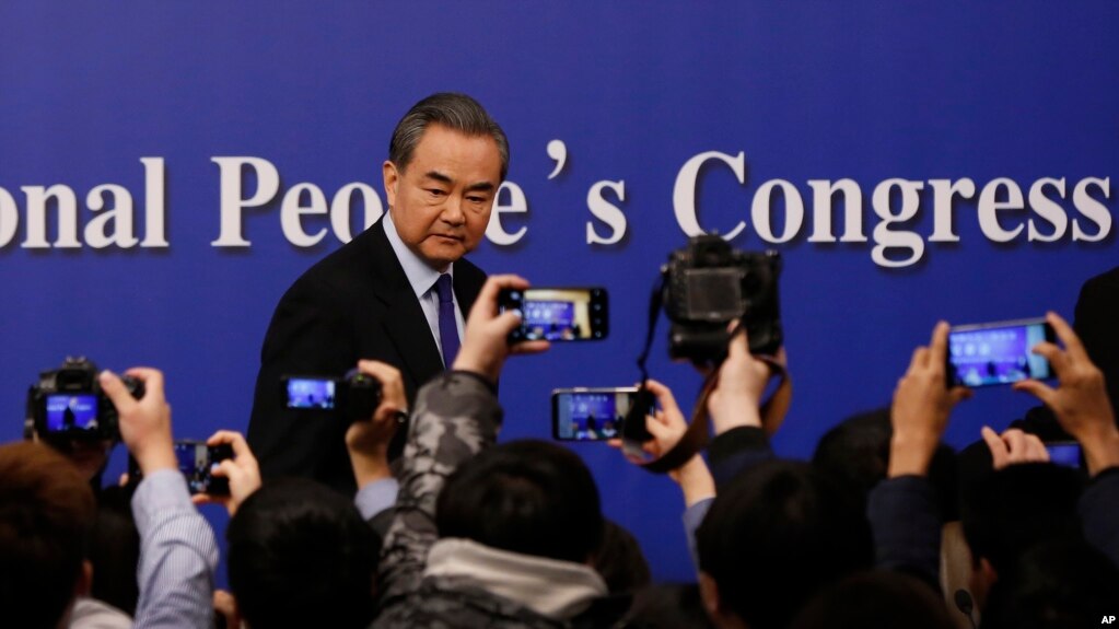 2018年3月8日中国人大会议期间,中国外交部长王毅在北京新闻中心举行记者招待会后, 记者纷纷拍摄。