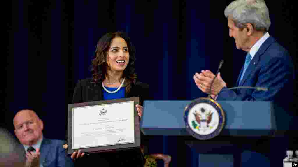 Secrétaire d&#39;Etat John Kerry, à droite, et Norotiana&nbsp;Parosha Chandran , du Royaume Uni &nbsp;reconnu comme un &laquo; 2015 Trafficking in Persons héros&raquo; pour ses efforts dans la lutte mondiale contre l&#39;esclavage moderne, le lundi 27 juillet, 2015.