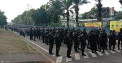 Polisi dan TNI sedang bersiap menjaga aksi buruh di Bekasi, Jawa Barat. (Foto: Courtesy/KSPI)