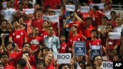 资料照：香港足球迷对中国国歌的演奏发出嘘声。（2015年11月17日）