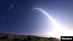 미국의 '미니트맨3' 대륙간탄도미사일(ICBM)이 지난 2월 캘리포니아주에서 태평양 상공으로 시험 발사중인 장면. (자료사진)