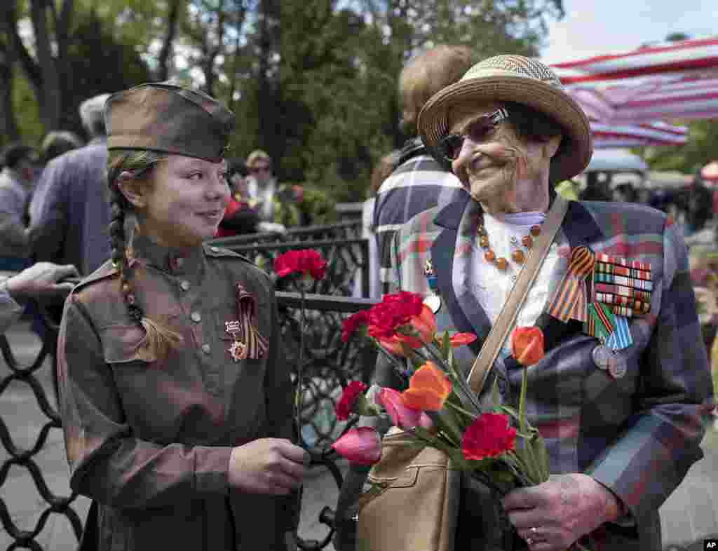 تاتیانا آریپووا افروس ۹۷ ساله، کهنه سرباز جنگ جهانی دوم، در جریان جشن روز پیروزی متفقین در لیتوانی، دسته گل دریافت کرد.
