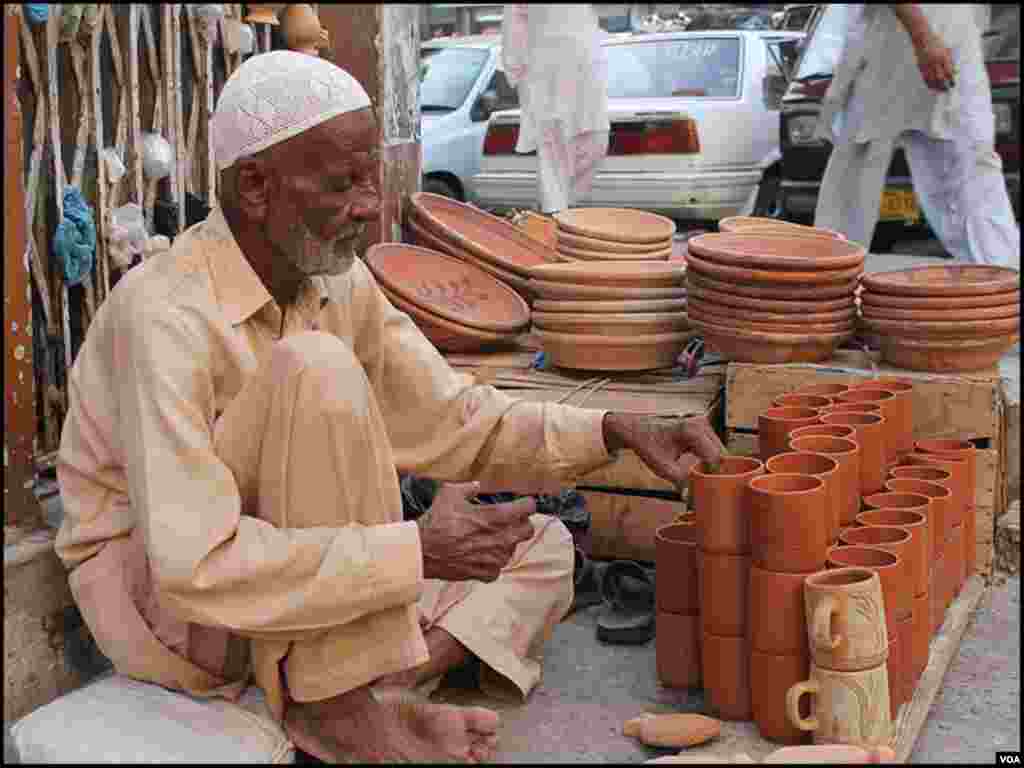 عبداللہ پچھلے کئی برسوں سے اسی فٹ پاتھ پر مٹی کے برتن فروخت کررہے ہیں۔ 