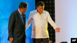រូបឯកសារ៖ ប្រធានាធិបតី​ហ្វីលីពីន​លោក Rodrigo Duterte (ខាង​ស្តាំ) បង្ហាញ​ផ្លូវ​ដល់​លោក​នាយករដ្ឋមន្រ្តី​ហ៊ុន សែន បន្ទាប់​ពី​ពិធី​បើក​កិច្ចប្រជុំកំពូល​អាស៊ាន និង​កិច្ចប្រជុំ​កំពូល​ដទៃ​ទៀត​លើក​ទី​២៨ និង​២៩ កាល​ពី​ថ្ងៃ​អង្គារ ទី​០៦ ខែ​កញ្ញា ឆ្នាំ​២០១៦ ក្នុង​ក្រុង​វៀងចន្ទន៍ ប្រទេស​ឡាវ។