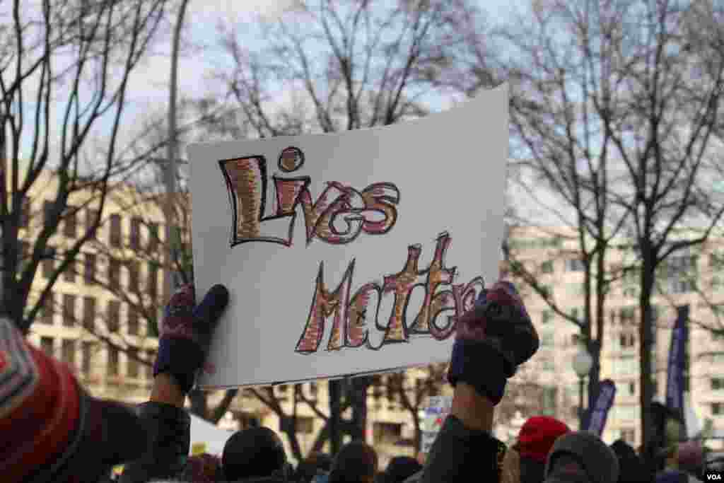 &quot;A vida importa&quot;, lê-se no cartaz. Milhares marcharam pelas ruas da capital americana em protesto contra a brutalidade policial. Dez. 13, 2014