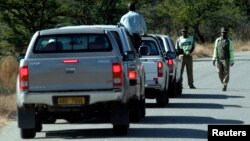 FILE - Amapholisa amisa imota duzane leMawabeni, esabelweni seMatabeleland South.