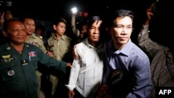 FILE - Yeang Sothearin (R) and Uon Chhin, former journalists for U.S. founded Radio Free Asia (RFA), who have been charged with espionage, leave Prey Sar prison after being freed on bail, in Phnom Penh, Cambodia, Aug. 21, 2018.