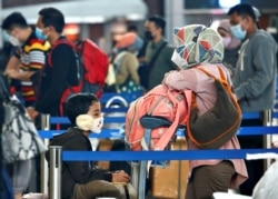 Orang-orang antre untuk check-in tiket dengan barang bawaan mereka di Bandara Soekarno-Hatta untuk mudik menjelang perayaan Idulfitri, di tengah wabah COVID-19 di Tangerang . (REUTERS)