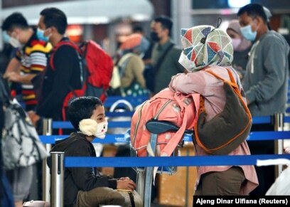 Orang-orang antre untuk check-in tiket dengan barang bawaan mereka di Bandara Soekarno-Hatta untuk kembali ke kampung halaman. (Foto: Reuters)