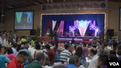 Church auditorium fund raiser dinner and show for the Vietnamese community. (G. Flakus/VOA)
