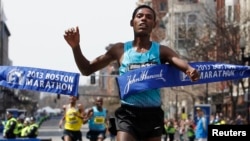 Lelisa Desisa Benti of Ethiopia crosses the finish line to win the men's division of the 117th Boston Marathon in Boston, Massachusetts April 15, 2013.