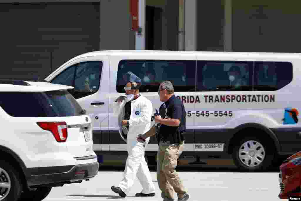 Un trabajador de rescate con equipo de protección camina afuera de la terminal de pasajeros donde el barco Coral Princess, de la flota de Princess Cruises, con pacientes afectados por la enfermedad por coronavirus (COVID-19), que está atracado en el puerto de Miami, en Miami, Florida, EE.UU., 4 de abril 2020.