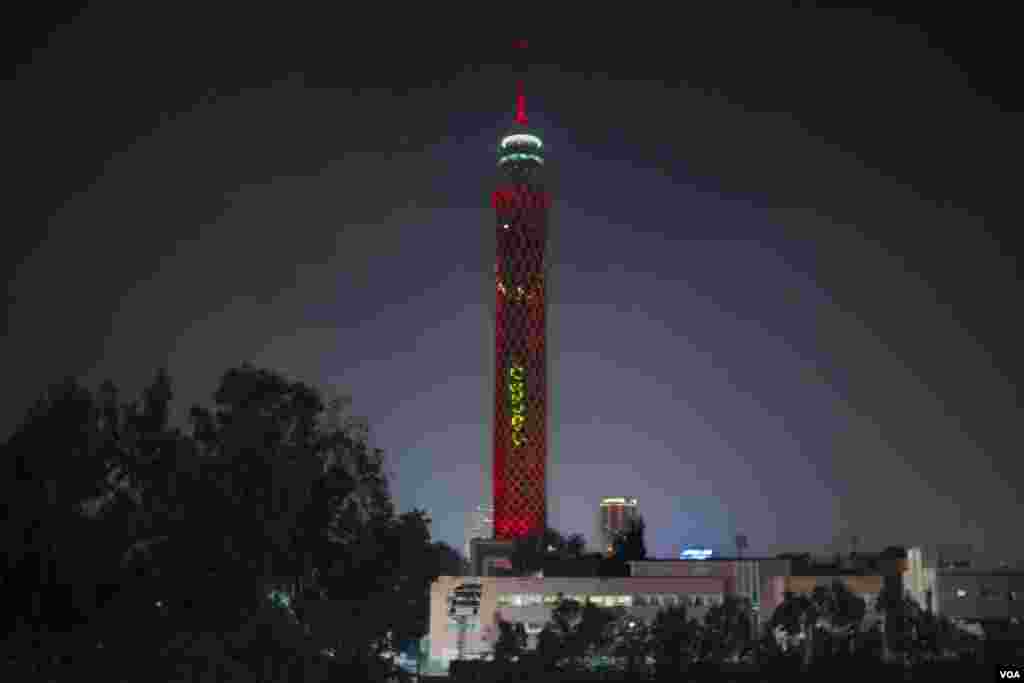 The capital city&#39;s iconic Cairo Tower is illuminated in red with the words &quot;Merry Christmas&quot; in Arabic and offset in green, Dec. 31, 2021. (H. Elrasam/VOA) 