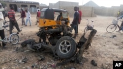 2018년 나이지리아 북동부 마이두구리에서 보코하람의 자살 폭탄 공격이 있은 후 주민들이 현장에 모여있다. (자료사진)