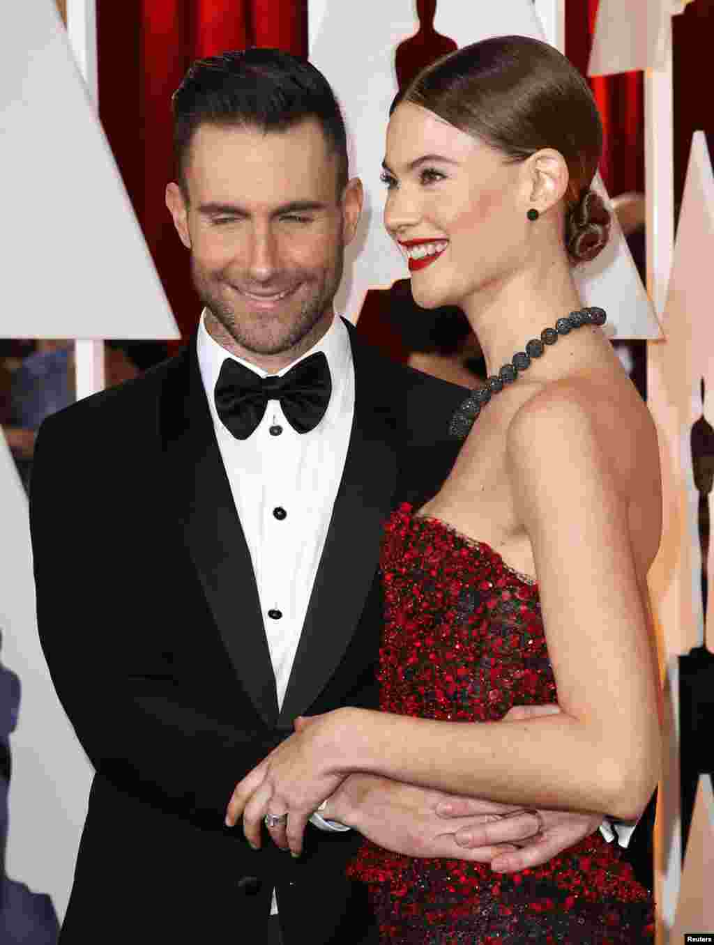 Le chanteur Adam Levine et son épouse Behati Prinsloo arrivent à la cérémonie des 87e Oscars&nbsp;&nbsp;à Hollywood, California 22 Février 2015.