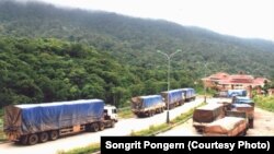ລົດບັນທຸກສົ່ງສິນຄ້າ ກຳລັງຜ່ານດ່ານເຂົ້າເມືອງ ຢູ່ຊາຍແດນ ລະຫວ່າງ ລາວ ແລະຫວຽດນາມ
