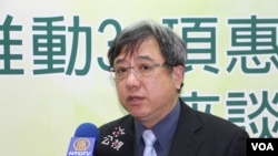  中華經濟研究院大陸經濟研究所所長劉孟俊研究員在一次研討會上接受媒體採訪。（楊明拍攝） 