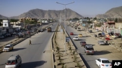 Beberapa kendaraan terlihat melintasi jalan Darul Aman, salah satu jalan yang baru dibangun di Afghanistan, Kabul (Foto: dok).
