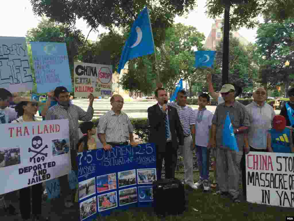 2015年7月12日维吾尔人和支持者在美国首都华盛顿街头游行并聚集在泰国驻美大使馆前抗议泰国把100余名维吾尔人强行递解回中国。（美国之音乌兹别克语组拍摄） &nbsp;