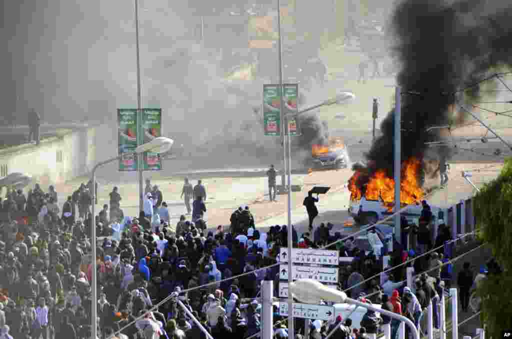 Xe bị đốt ch&aacute;y gần thủ đ&ocirc; Tunis của Tunisia trong cuộc biểu t&igrave;nh của h&agrave;ng ng&agrave;n người tại tang lễ của thủ lĩnh đối lập Chokri Belaid vừa bị &aacute;m s&aacute;t.