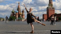 Rachel Armstrong na Crvenog trgu u Moskvi, 24. maj 2021.