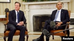 Prezident Barak Obama Oq uyda Britaniya bosh vaziri Deyvid Kameronni (chapda) qabul qilmoqda, Vashington, 13-may, 2013-yil