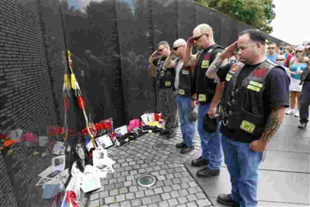Veteranos de guerra honran a los soldados caídos en la guerra de Vietnam, en Washington.