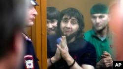 Zaur Dadayev, Anzor Gubashev ve Shadid Gubashev, mahkemede verilen hapis cezaları açıklandığı sırada