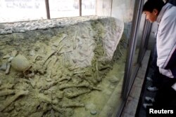 資料照：參觀者在南京大屠殺紀念館內觀看大屠殺造成的人類遺骨。 （2007年12月13日）