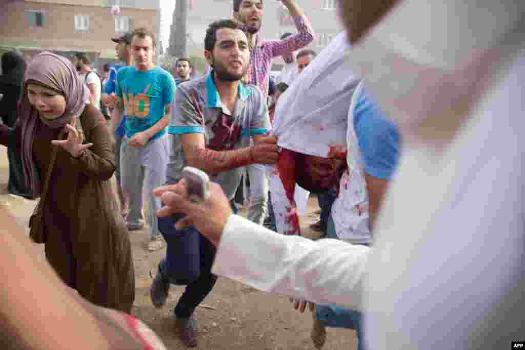Des supporteurs égyptiens du mouvement des Frères musulmans portent le corps de Hossm Al Akabawi , un camarade qui est mort lors d'affrontements avec la police égyptienne, le 17 juillet 2015.