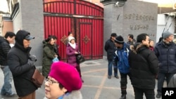 资料照：在2018年北京一小学发生持刀袭击后，家长们聚集在宣武师范学院北京第一附属小学门口。
