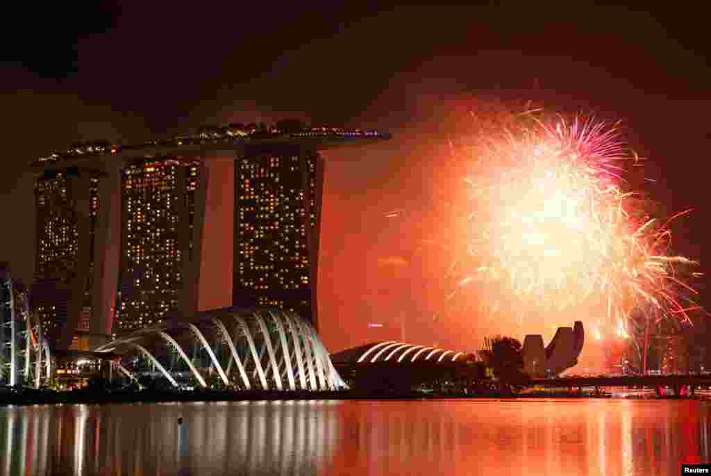 Kembang api di Marina Bay saat perayaan Tahun Baru di Singapura, 1 Januari 2017.