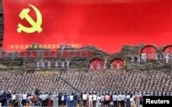 資料照：中國陝西延安的人們身穿紅軍服裝演出，參加慶祝中共建黨週年活動。 （2018年6月29日）