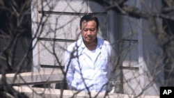 South Korean Prime Minister Lee Wan-koo, walking on the terrace of his residence in Seoul, South Korea, offered to resign amid a bribery scandal, April 21, 2015. 