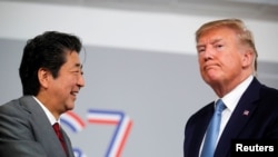 G7 ထိပ်သီးဆွေးနွေးပွဲတွင် တွေ့ဆုံနေသည့် အမေရိကန်သမ္မတနှင့် ဂျပန်ဝန်ကြီးချုပ်။ (Aug 25, 2019)