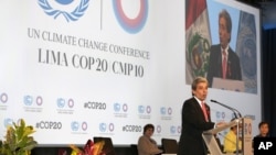 Peruvian Environment Minister Manuel Pulgar-Vidal speaking at the Climate Change Conference in Lima, December 1, 2014. (AP Photo/Martin Mejia)