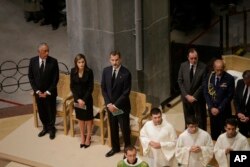 Spain's Queen Letizia, 2nd left and King Felipe, 3rd left attend a solemn Mass at Barcelona's Sagrada Familia Basilica for the victims of the terror attacks that killed 14 people and wounded over 120 in Barcelona, Aug. 20, 2017.