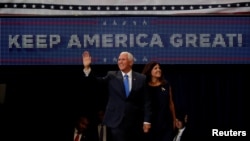 El vicepresidente de EE. UU., Mike Pence, y su esposa Karen Pence, durante evento de reelección del presidente Donald Trump en Orlando, Florida. Photo: Reuters.